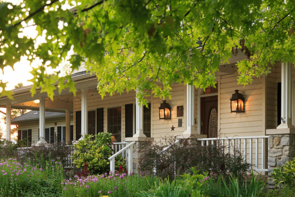 exterior front montford inn best and breakfast norman oklahoma